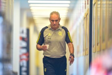 Tite se desculpa por comentário sobre Daniel Alves: ‘Comparação inoportuna e sem sentido’