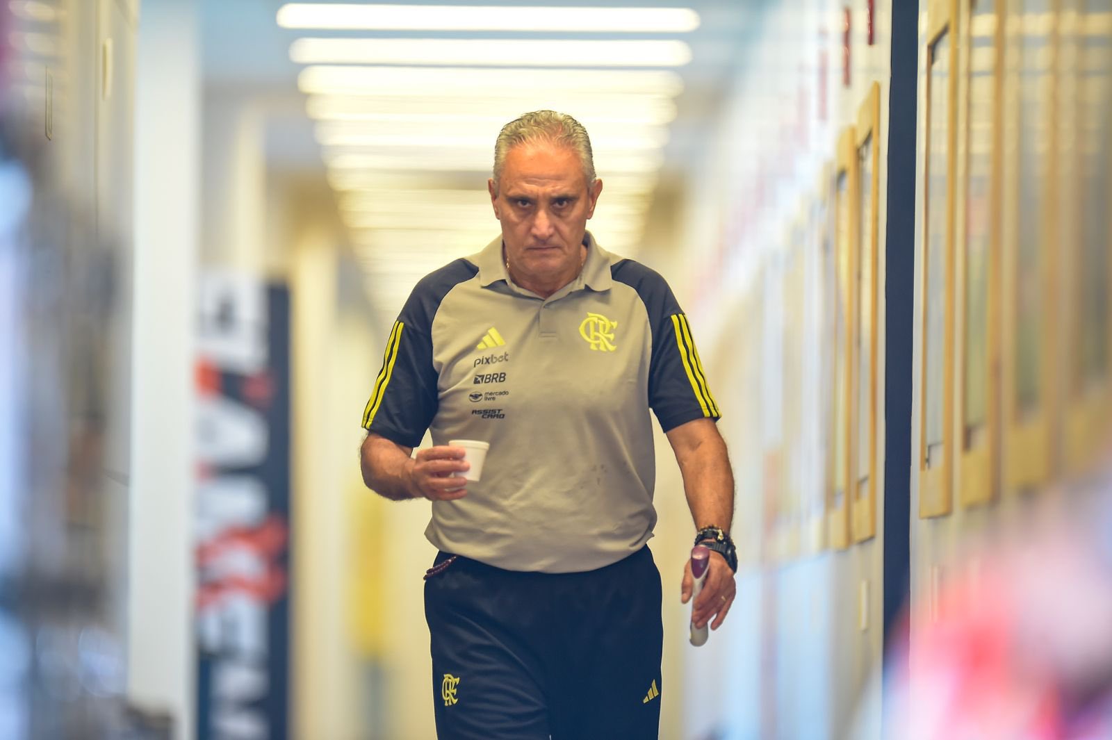 Tite se desculpa por comentário sobre Daniel Alves: ‘Comparação inoportuna e sem sentido’