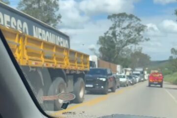 Acidente envolvendo carreta e carro provoca congestionamento na BR-381, na manhã desta sexta-feira