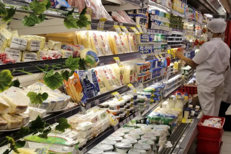 Alta dos alimentos vai se propagar e meta da inflação será descumprida, avisa o Banco Central