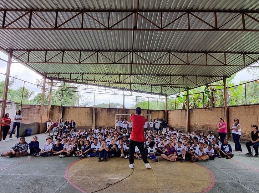 Rapper Thiago SKP e FCCDA realizam projeto de iniciação literária em cinco escolas de Itabira