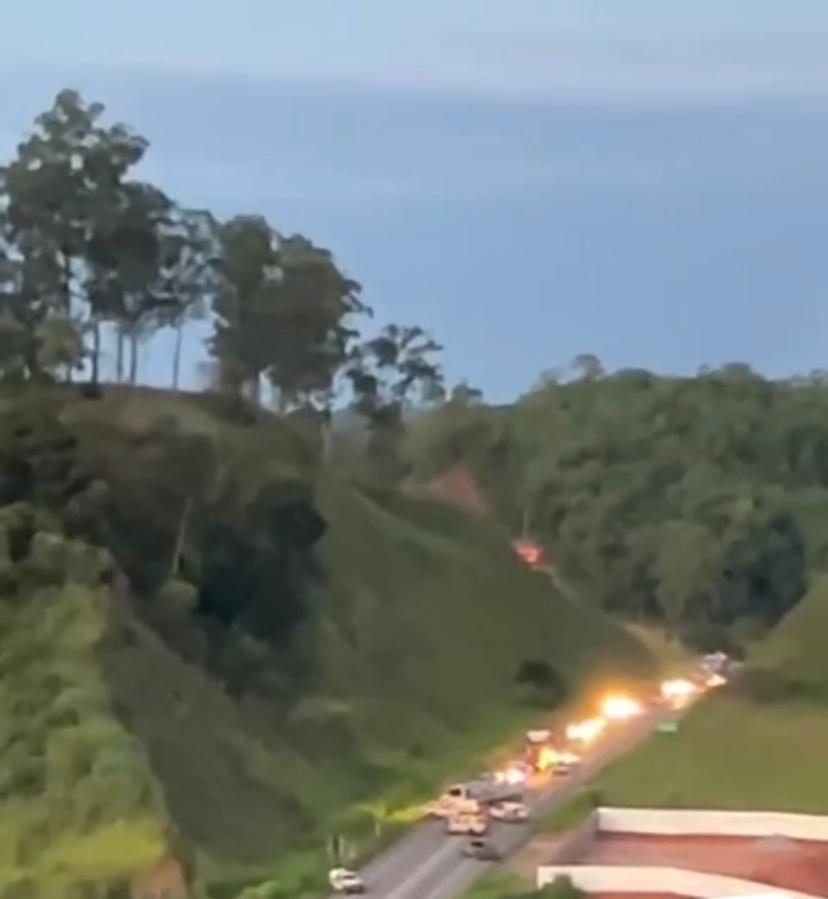 Tiroteio entre foragidos e PM interdita os dois sentidos da BR-381 em Ipatinga 