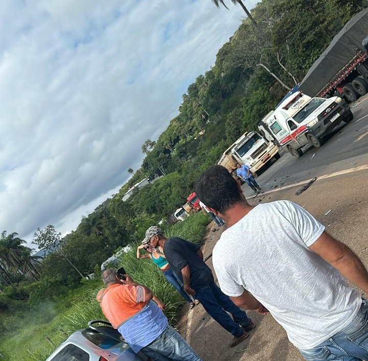 Acidente envolvendo carreta e carro provoca congestionamento na BR-381, na manhã desta sexta-feira