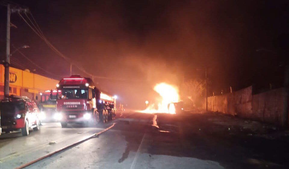 Vídeo: Caminhão-tanque explode no Anel Rodoviário, mata uma pessoa e deixa ao menos oito feridos, três em estado grave
