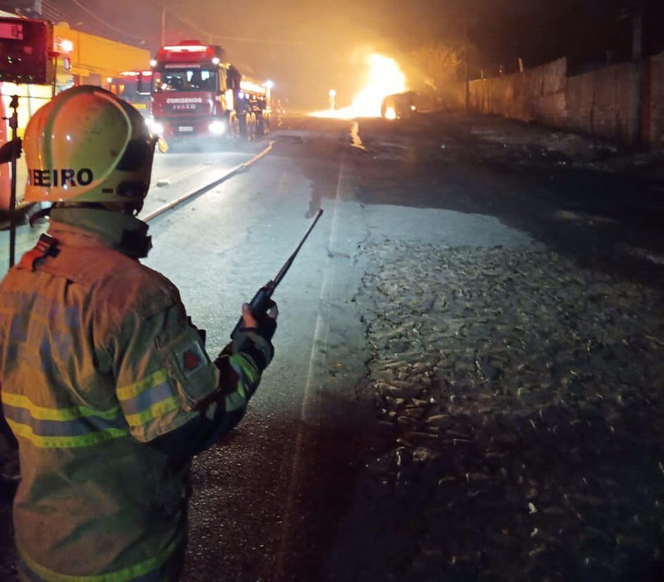 Vídeo: Caminhão-tanque explode no Anel Rodoviário, mata uma pessoa e deixa ao menos oito feridos, três em estado grave