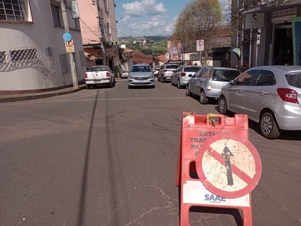 Itabira: manutenção na rede de esgoto interdita o trânsito na rua Dom Prudêncio, no bairro Pará