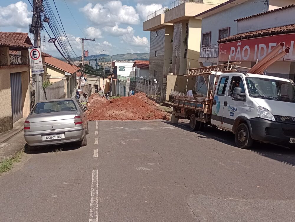 Itabira: manutenção na rede de esgoto interdita o trânsito na rua Dom Prudêncio, no bairro Pará
