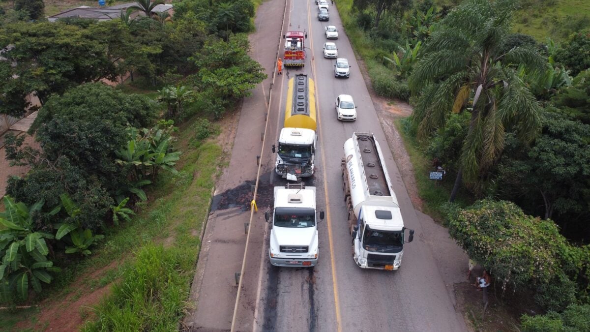 Itabira: colisão entre carretas causa derramamento de óleo e deixa trânsito em “pare e siga” no Barro Branco