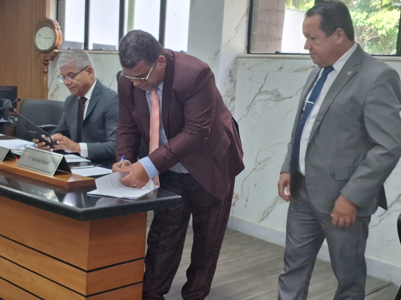 Plano de cargos e salários e reforma administrativa são promulgados na Câmara