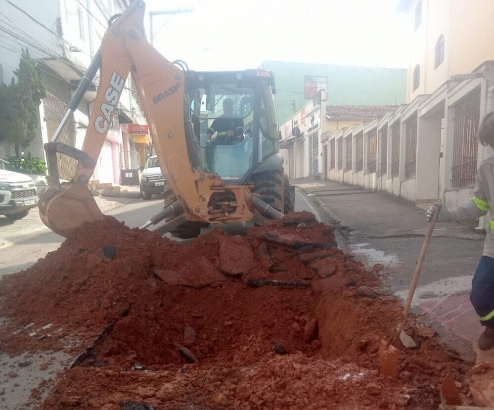 Manutenção na rede de água interrompe trânsito na rua São José, no Centro de Itabira