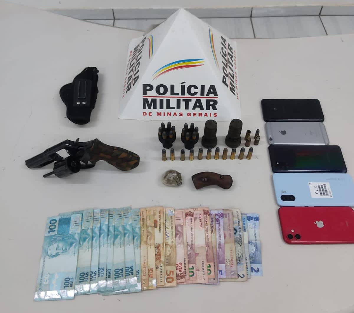 PM apreende arma, munições e dinheiro em operação que prendeu um homem em Itabira