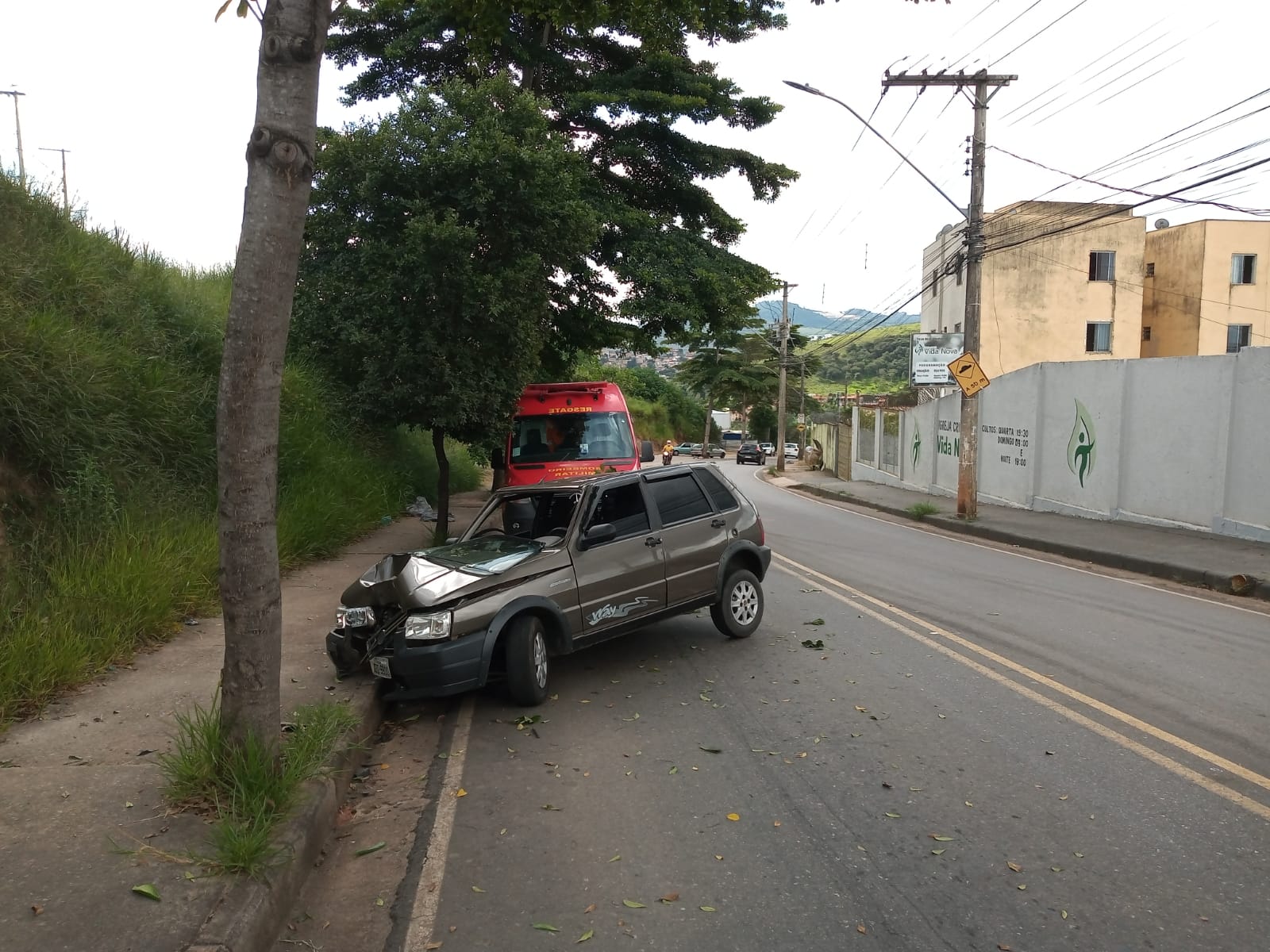 Carro colide com árvore na avenida Pedro Guerra, em Itabira