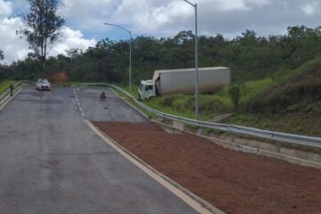 Caminhão usa área de escape do Anel Rodoviário mas erra o acesso; entenda