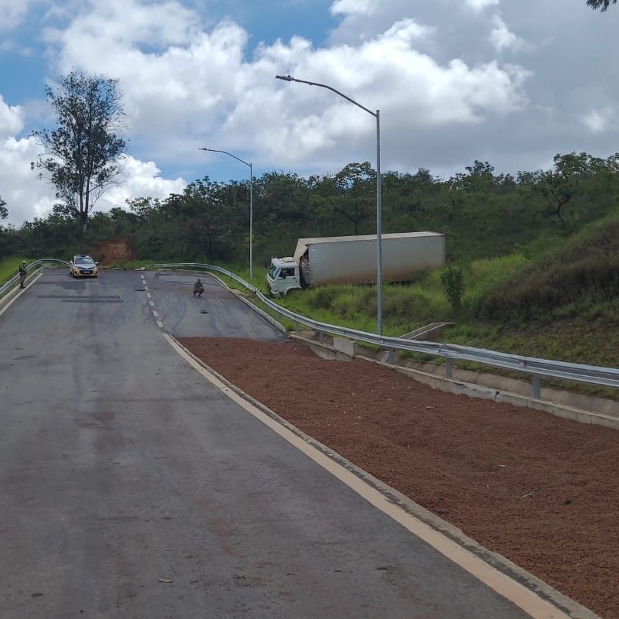 Caminhão usa área de escape do Anel Rodoviário mas erra o acesso; entenda