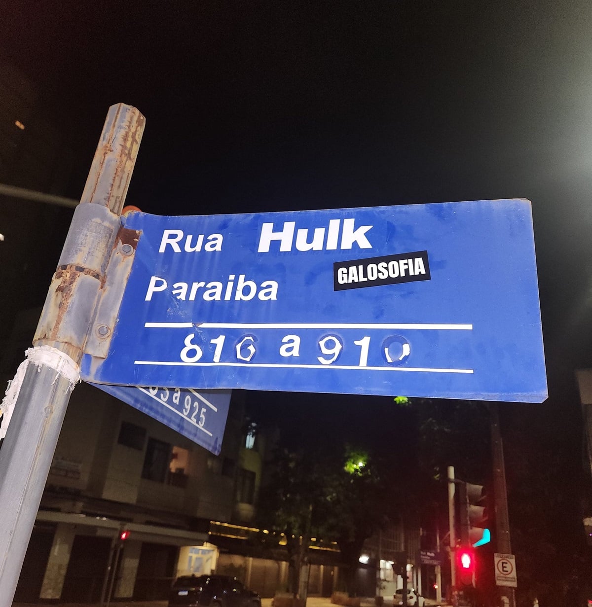 Novo endereço? Atleticanos mudam placa em BH em homenagem a Hulk