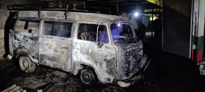 Kombi pega fogo em Coronel Fabriciano