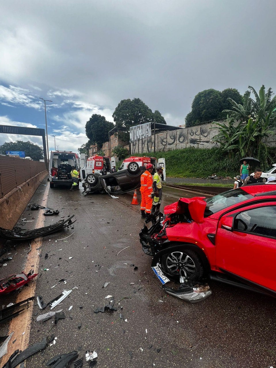 Acidente no Anel Rodoviário deixa quatro pessoas feridas nesta terça-feira