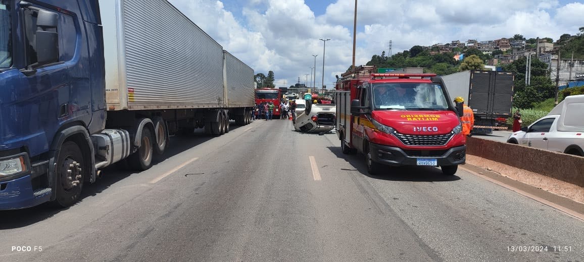 Carro capota no Anel Rodoviário; motorista não teve ferimentos graves