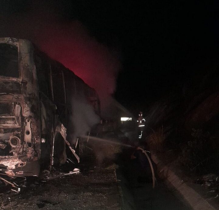 BR-381: ônibus pega fogo próximo a trevo de Caeté