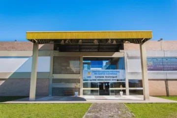Aluna que passou em primeiro lugar de Medicina não vai cursar faculdade por não ter ensino médio