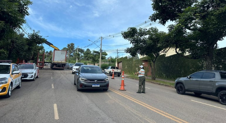 Trânsito em avenida do Belvedere, em BH, é liberado após cratera se abrir no local
