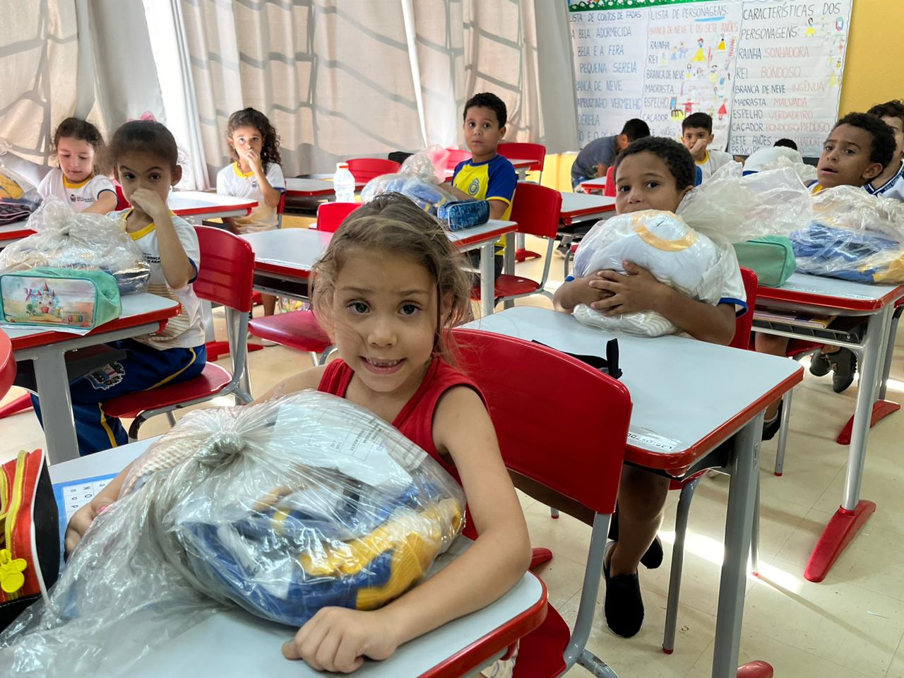 São Gonçalo do Rio Abaixo distribui quase 3 mil kits de uniformes para alunos da rede municipal