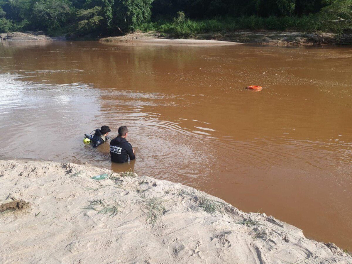 Bombeiros seguem fazendo buscas por vítimas de afogamento no Rio Santo Antônio, em Ferros