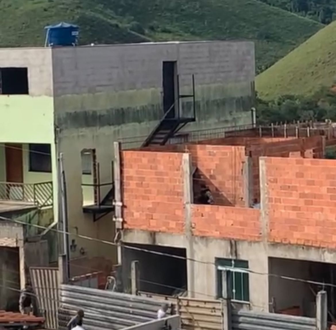 PM captura foragido da Justiça em João Monlevade; populares apontam abuso de força pelos militares