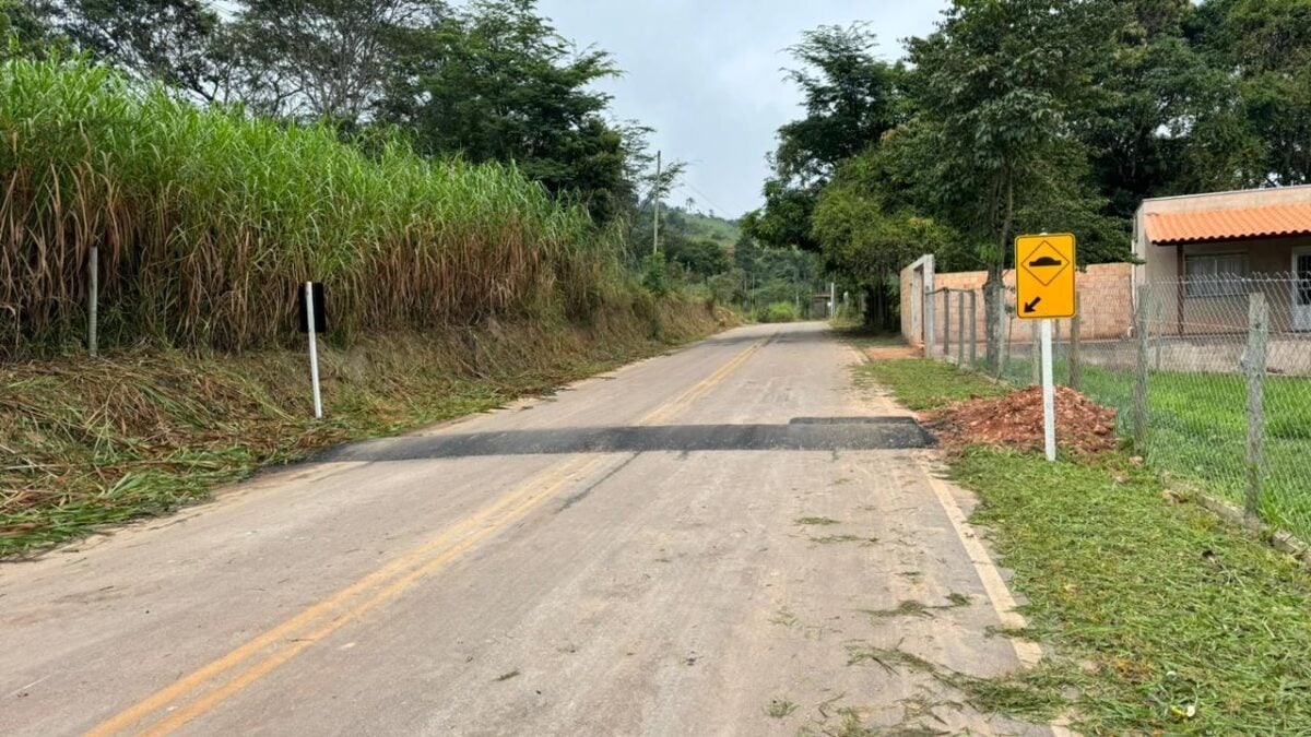 Prefeitura de Itabira instala quebra-molas na estrada do Candidópolis