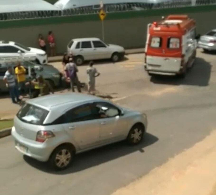 Samu é acionado no bairro Água Fresca após acidente entre carro e moto