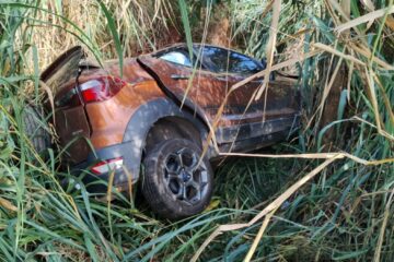 Carro cai em ribanceira após colidir contra carreta na BR-381 em Nova Era