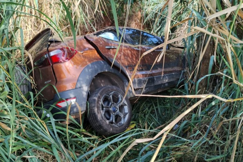 Carro cai em ribanceira após colidir contra carreta na BR-381 em Nova Era