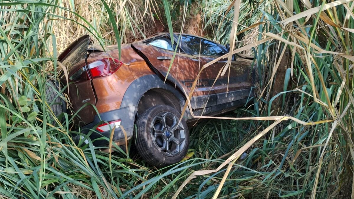 Carro cai em ribanceira após colidir contra carreta na BR-381 em Nova Era