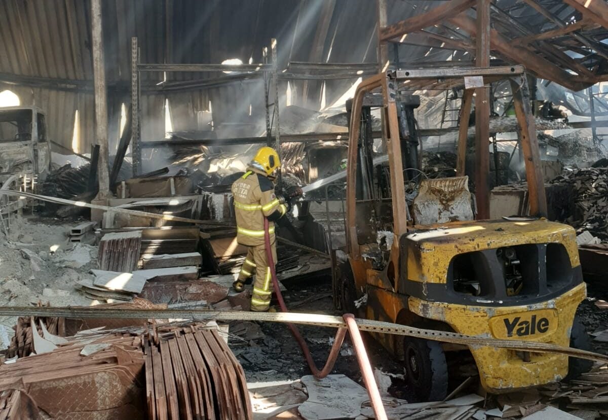 Defesa Civil interdita depósito de materiais de construção que foi incendiado em Itabira