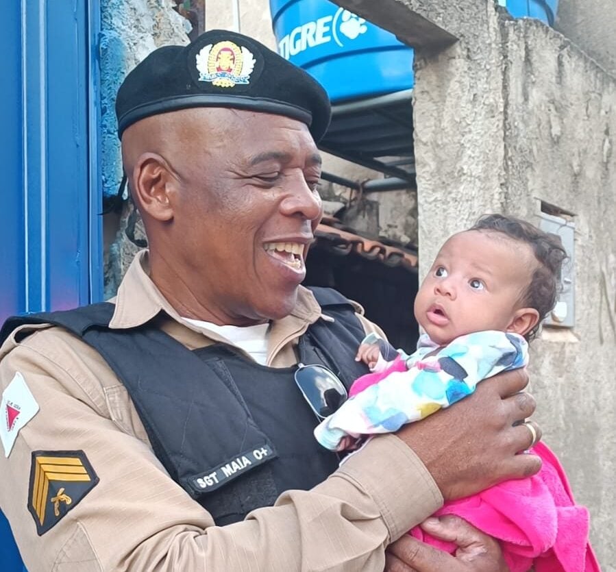 Policial Militar salva bebê engasgada com leite materno em Itabira