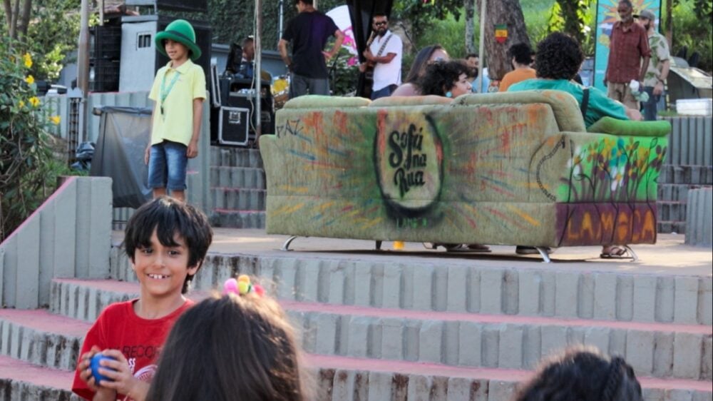 “Sofá na Rua recebe a SEDA”: iniciativa promove integração entre projetos culturais em Itabira; saiba mais