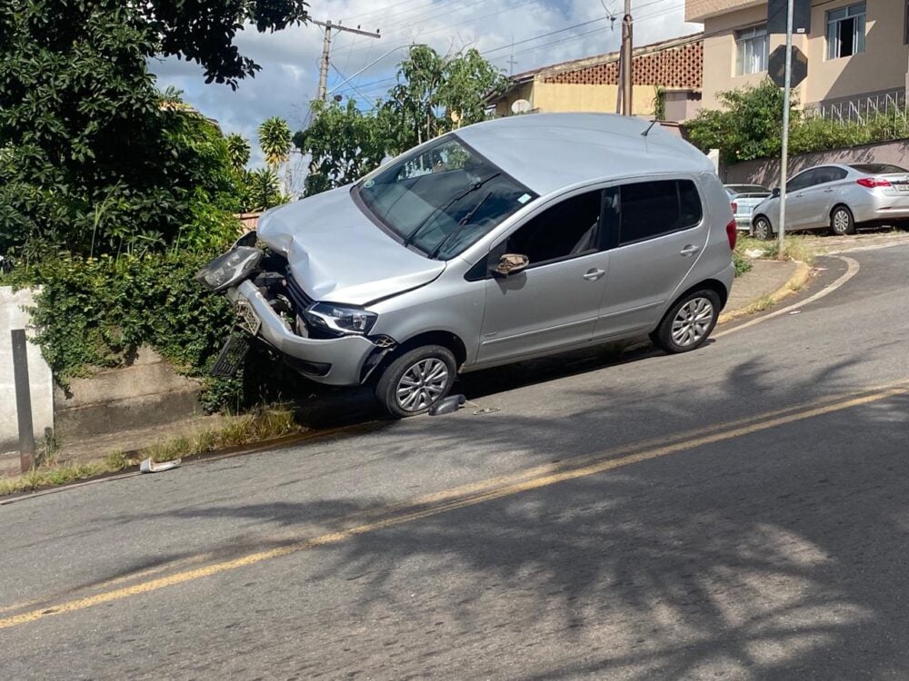 Carro fica preso no guard rail após acidente na rua José Isidoro, em Itabira
