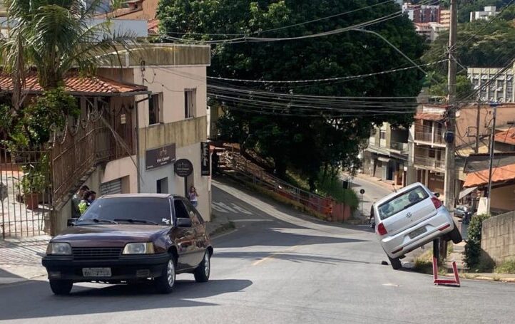 Carro fica preso no guard rail após acidente na rua Nova Era, em Itabira