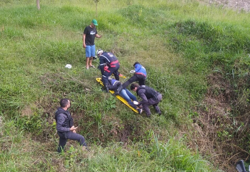 Motociclista fica ferido após cair em vala às margens da BR-381