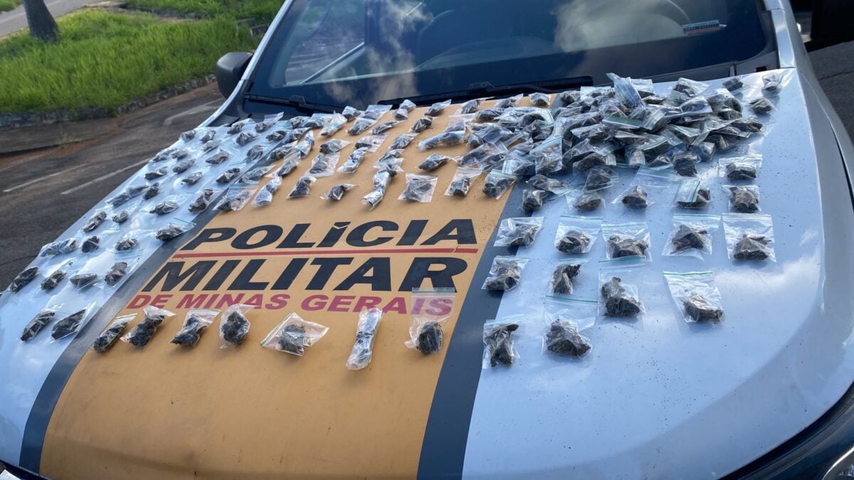 Itabira: foragido por homicídio é preso dentro de ônibus com 203 buchas de maconha