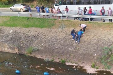 Itabira: após cair na avenida Integração, motociclista e botijões de gás vão parar dentro do córrego