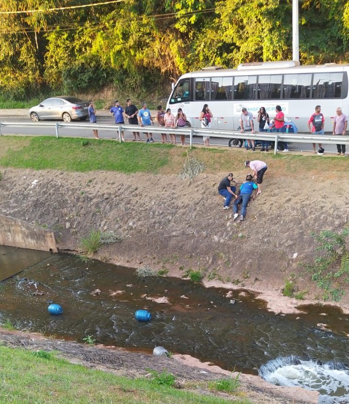 Itabira: após cair na avenida Integração, motociclista e botijões de gás vão parar dentro do córrego