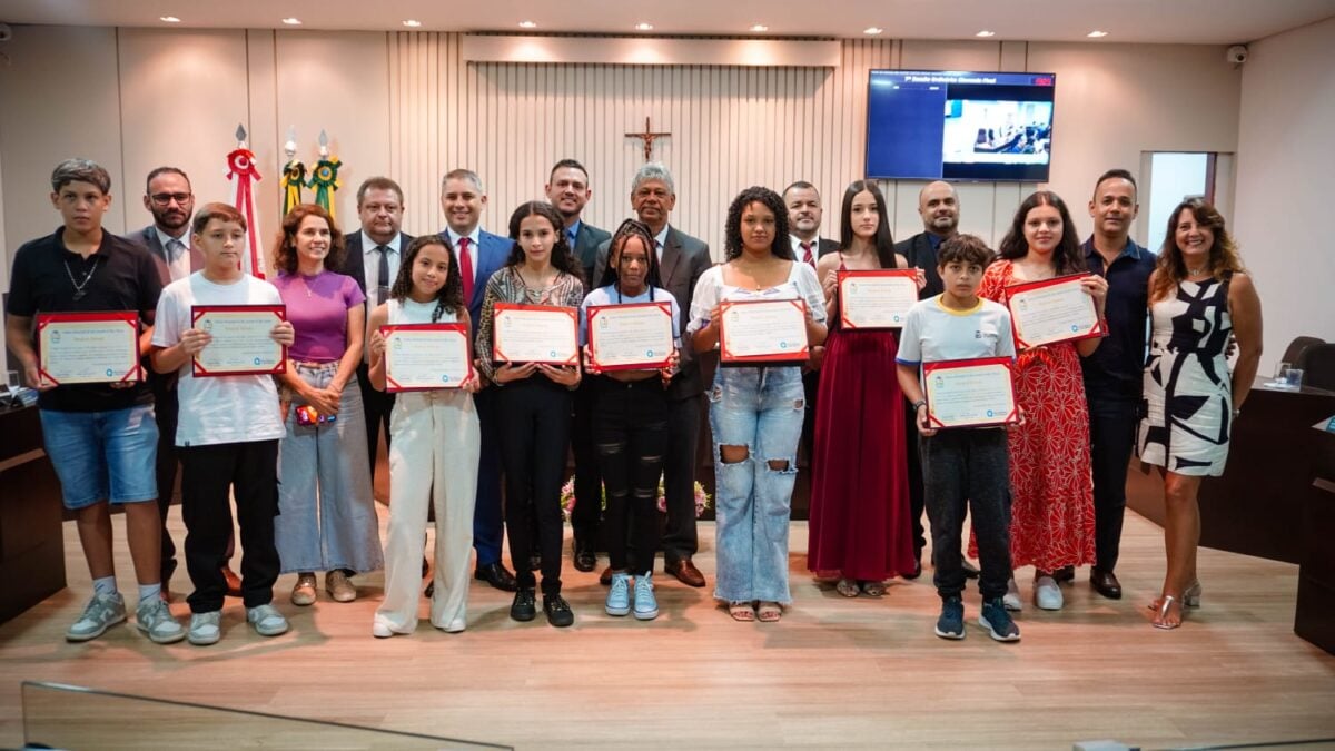 Câmara de São Gonçalo homenageia alunos do Cesgra premiados na Olimpíada de Matemática