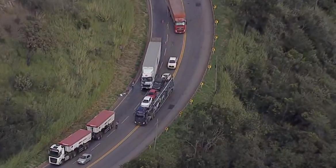 Acidente envolvendo carretas deixa trânsito lento na BR-381, no sentido Itabira