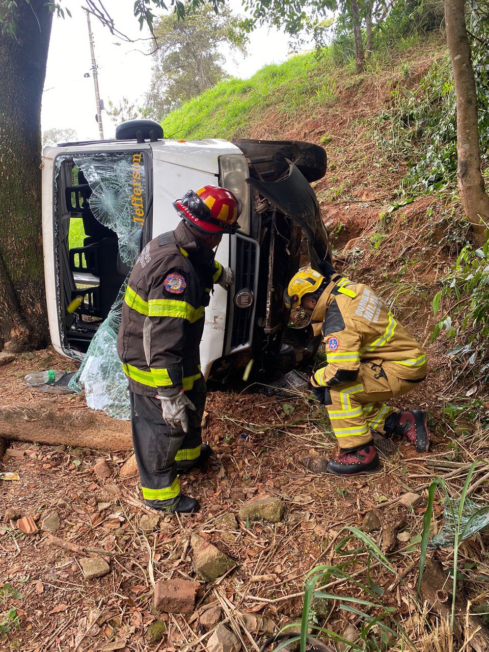 Van escolar cai em barranco em frente a escola de Nova Lima
