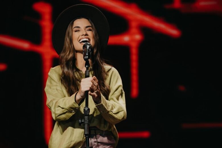 Cantora Gospel Isadora Pompeo atualiza estado de saúde após desmaiar durante show