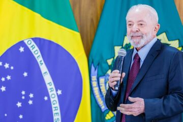 Em ato de Primeiro de Maio, Lula faz campanha eleitoral para Boulos