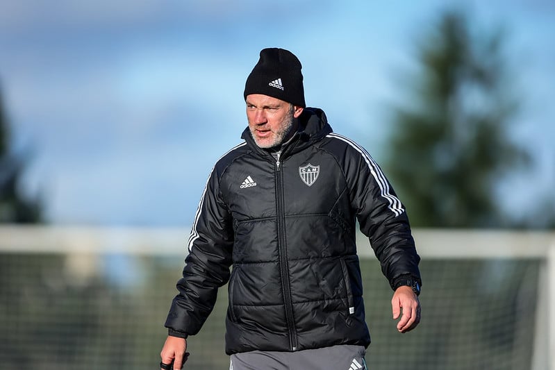 Em busca da liderança geral, Atlético enfrenta Peñarol fora de casa nesta terça-feira; Caraça transmite jogo