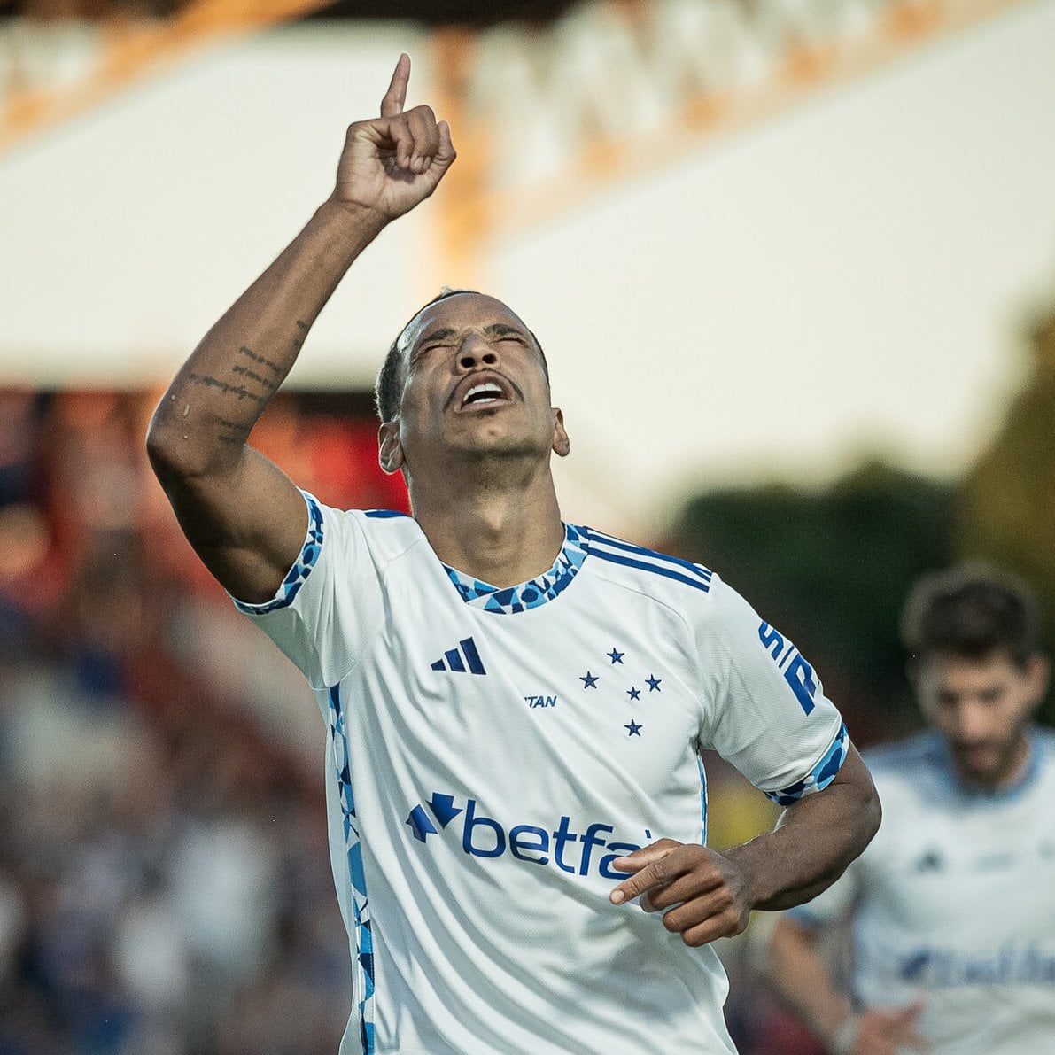 Cruzeiro vence o Atlético-GO em Goiânia e se aproxima dos líderes do Brasileirão