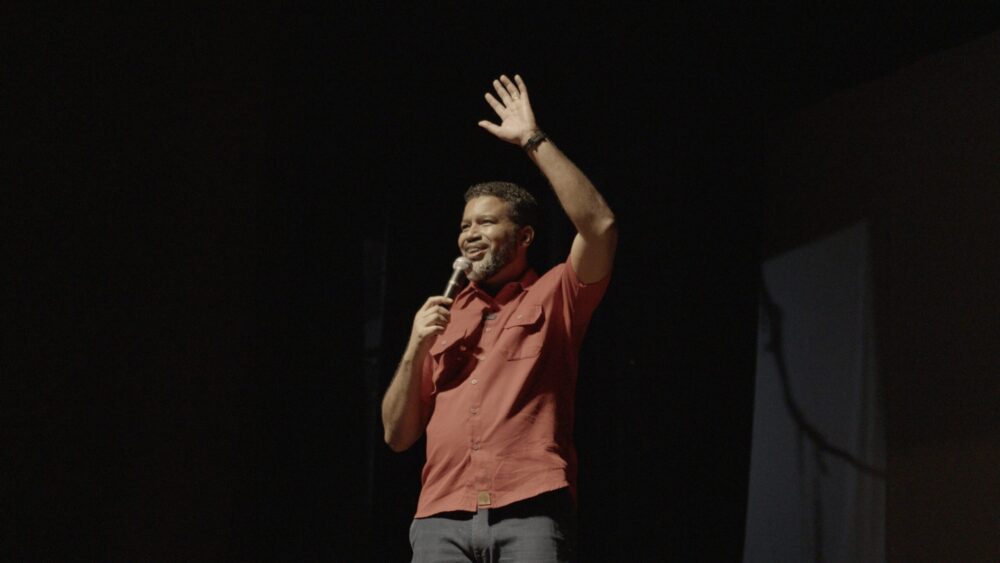 Semana do Trabalhador: Thiago Carmona arranca risadas ao transformar situações do cotidiano em momentos de humor